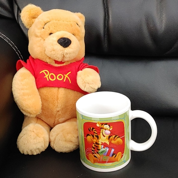 Disney Winnie & Friends Christmas Mug - Picture 3 of 5